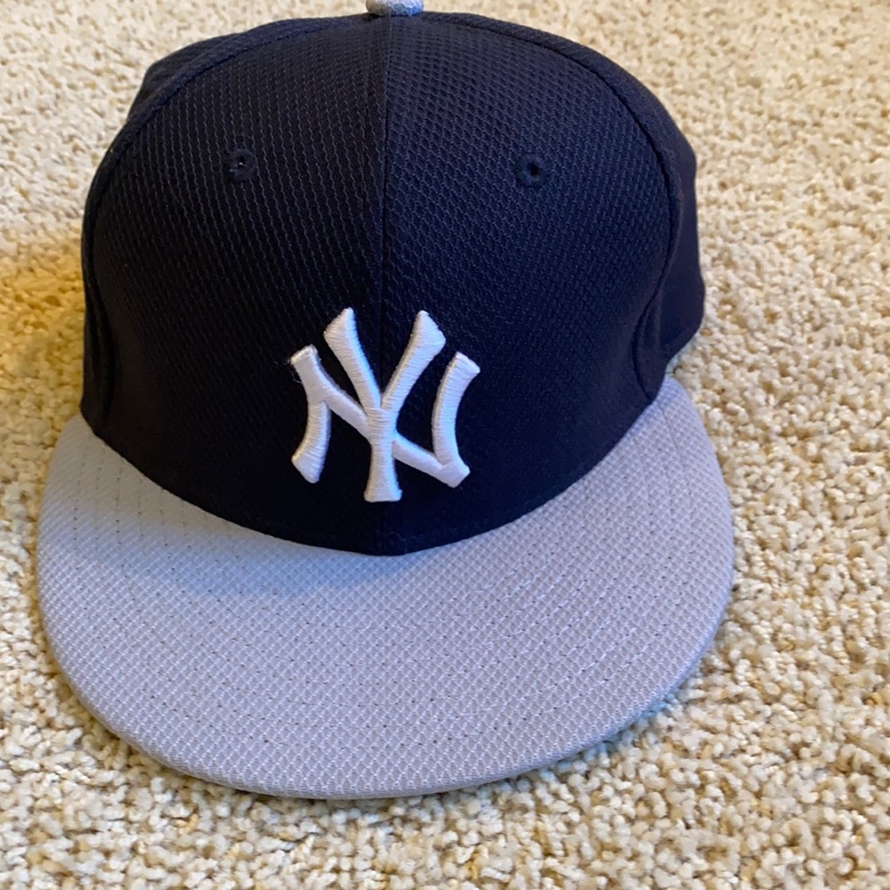 LEAVING CLOSET! NY Yankees fitted hat. Size 7 (55.8cm). Stitched logo and patch.